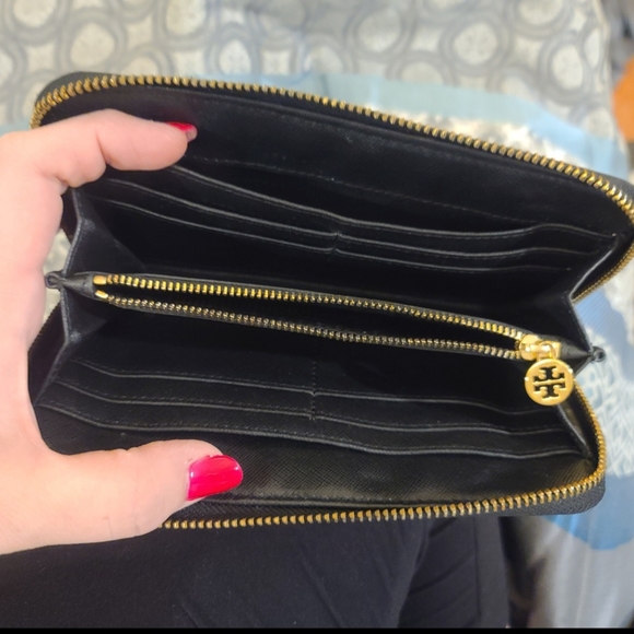 Tory Burch large wallet - Picture 2 of 3